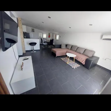 Apartman Nella *